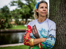 «Es darbā uzrakstīju atlūgumu un gatavojos miršanai. Man bija saraksts, ko vēlos paspēt izdarīt pirms nāves,» atceras Džūdija Pērkinsa. Pirms trim gadiem viņai tika sākta eksperimentāla ārstēšana, un vēža šūnas organismā vairs nav atrodamas. «Tagad esmu atgriezusies ierastā ikdienas režīmā.»
Foto — The Washington Post