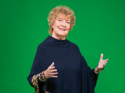 «Esmu laimīga, 
ka man tik daudziem cilvēkiem ir izdevies ieaudzināt mūzikas un kordziedāšanas mīlestību,» saka diriģente Gunta Paškovska. Viņa 30 gadus vadīja kori Skali, tagad — kori Re, kā!
Foto — Jēkabs Kalvelis, Picture Agency