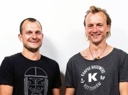 Edgars Melnis (pa kreisi) un Reinis Pļaviņš,
SIA Zlaukts līdzīpašnieki.
Foto — Jēkabs Kalvelis, Picture Agency