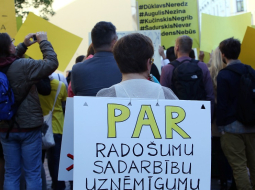 Pie Saeimas ēkas notiek pikets izglītības satura reformas atbalstam. Foto: Evija Trifanova: LETA