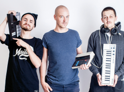 No kreisās: audio inženieris Ansis Kolmanis, studijas vadītājs Kristaps Puķītis un audio inženieris Niklāvs Sekačs.
Foto — Ieva Salmane