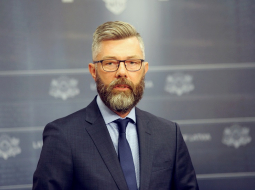 Valsts ieņēmumu dienesta (VID) ģenerāldirektora amata kandidāts, bijušais Latvijas Televīzijas valdes loceklis Māris Skujiņš preses konferences laikā Ministru kabinetā. Foto: Paula Čurkste, LETA