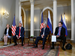 Donalds Tramps un Vladimirs Putins pozē fotogrāfiem pirms divpusējām sarunām Helsinkos. Pa kreisi no Trampa: amerikāņu tulce Marina Grosa.
Foto — AFP/LETA