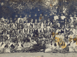 Valmieras komercskolas audzēkņi Līgo svētkos.
Foto no Latvijas Kara muzeja krājuma