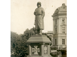 Piemineklis vācu karavīriem Rīgā. Atklāts 1918. gada 3. septembrī. Foto no Latvijas Kara muzeja krājuma