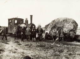 Vācu armijas karavīri un vietējie iedzīvotāji pie šaursliežu vilciena Kapsēdē Liepājas apkārtnē.
Foto no Latvijas Kara muzeja krājuma