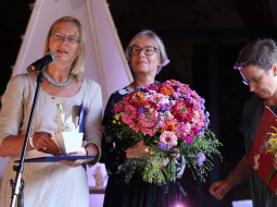 Jāņa Baltvilka balvu bērnu literatūrā saņem igauņu rakstniece Tīa Selli (centrā) par stāstu "Mia ir priecīga" un tulkotāja Maima Grīnberga (pa labi). Foto: Evija Trifanova, LETA