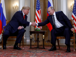 ASV prezidents Donalds Tramps (no kreisās) Helsinkos sarokojas ar Krievijas prezidentu Vladimiru Putinu. Foto: Reuters/LETA