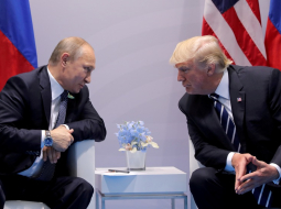 Krievijas prezidents Vladimirs Putins (no kreisās) un ASV prezidents Donalds Tramps tikšanās laikā Helsinkos. Foto: Reuters/LETA