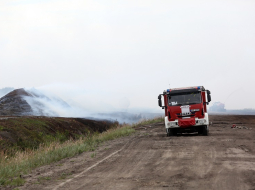 Kūdras un meža ugunsgrēks Talsu novada Valdgales pagastā. Foto: Edijs Pālens, LETA