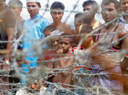 ANO īpašā misija aicina Mjanmas militārās amatpersonas saukt pie atbildības par genocīdu un kara noziegumiem, kas vērsti pret rohindžu musulmaņiem un citām etniskajām minoritātēm. Tāpat ANO eksperti kritizē Mjanmas civilo vadību, ieskaitot faktisko valsts līderi, Nobela miera prēmijas laureāti Aunu Sanu Su Čī. Attēlā: rohindžu bēgļi «mirušajā zonā» uz Mjanmas un Bangladešas robežas.
Foto — AFP/LETA