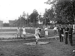Valmieras sporta biedrības sportisti sacīkstēs Limbažu sporta laukumā.
Foto no Latvijas Kara muzeja krājuma
