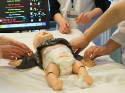 Reanimācijas simulācijai izmantotā lelle, kurai ir visi dzīvībai svarīgie rādītāji. Publicitātes foto