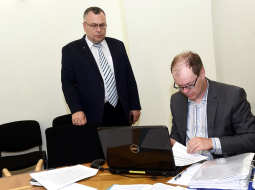Centrālās vēlēšanu komisijas (CVK) priekšsēdētājs Arnis Cimdars (no kreisās) un CVK sekretārs Ritvars Eglājs pieņem no Jaunās konservatīvās partijas pārstāvjiem kandidātu sarakstus 13.Saeimas vēlēšanām. Foto: Ieva Leiniša, LETA