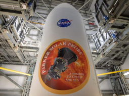 "Parker Solar Probe" emblēma uz NASA raķetes ASV gaisa spēku bāzē Floridā. Foto: AFP/LETA