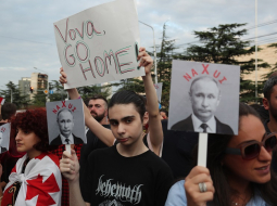 7. augustā Gruzijas galvaspilsētā aktīvisti piedalījās protesta mītiņā pret Krievijas politiku Gruzijā. Viņi šajā dienā atcerējās pirms 10 gadiem kritušos gruzīnu karavīrus īsajā karā ar Krieviju.  Demonstranti tur rokās plakātus ar uzrakstu "Vova, ej mājās!", kā arī Krievijas prezidenta Vladimira Putina foto ar rupju vārdu. Foto: EPA/LETA