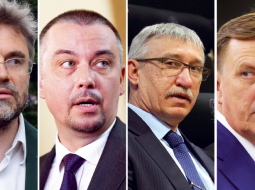 No kreisās: Saeimas deputāts Askolds Kļaviņš, KNAB vadītājs Jēkabs Straume, ģenerālprokurors Ēriks Kalnmeiers un premjerministrs Māris Kučinskis.
Foto — LETA