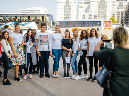 Skolēni ierodas uz programmas Skolas soma atklāšanas pasākumu Arēnā Rīga.
Foto — Kaspars Teilāns