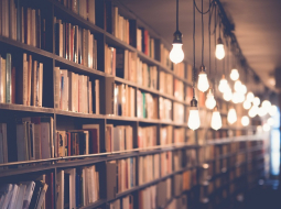 Bibliotēkā. Publicitātes foto