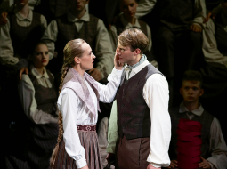 Barbas lomā Laura Siliņa, Uldis — Jēkabs Reinis.
Foto — Kristaps Kalns