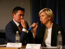 KPV līderis Artuss Kaimiņš politiskajās debatēs Londonā 14. septembrī spēlēja šovmeņa trikus — lika roku ap Andu Čakšu (ZZS) un cieši vēroja, kad viņa runā. Auditorijā kāda klausītāja salīdzināja viņu ar ASV prezidentu Donaldu Trampu.
Foto — Valts Vītums