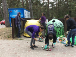“Zero Waste Latvija” pārstāvji ar savāktajiem atkritumiem Jūrmalā. Publicitātes foto