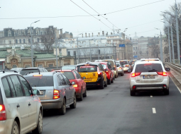 Transporta sastrēgums uz Vanšu tilta centra virzienā. Foto: Evija Trifanova, LETA