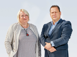 Solveiga Dzene  un Rinalds Rullis, stādaudzētavas Blīdene līdzīpašnieki.
Foto — Edmunds Brencis