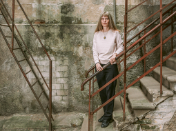 Inese Dreimane vienā no bijušas padomju Valsts drošības komitejas ēkas jeb Stūra mājas iekšpagalmiem.
Foto — Lauris Aizupietis
