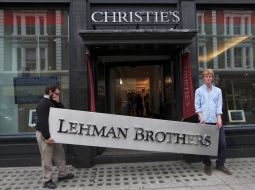 "Christie's" darbinieki 2010. gadā pozē ar uzrakstu "Lehman Brothers".
Foto: Reuters/LETA