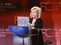 Rīgas Juridiskās augstskolas viesprofesore Vita Matīsa piedalās drošības un aizsardzības forumā "Rīgas konference 2018". Foto: Ieva Leiniša, LETA