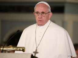 Viņa Svētība pāvests Francisks ekumeniskā dievkalpojuma laikā Doma baznīcā. Foto: Evija Trifanova, LETA