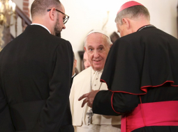Latvijas Romas katoļu baznīcas arhibīskaps Zbigņevs Stankevičs (no labās) un Viņa Svētība pāvests Francisks tikšanās laikā Svētā Jēkaba katedrālē. Foto: Ieva Leiniša, LETA