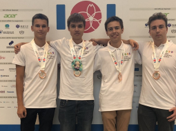 Pasaules informātikas olimpiādes bronzas medaļu ieguvēji -  Roberts Leonārs Svarinskis, Renāts Jurševskis, Eduards Gaņkins un Iļja Čaikovskis. Publicitātes foto
