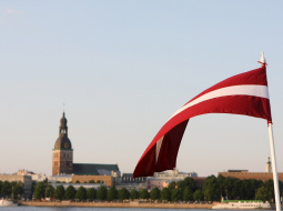 Latvijas valsts karogs ar Rīgas panorāmu. Foto: Edijs Pālens, LETA