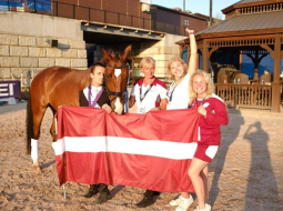Rihards Snikus kopā ar savu zirgu King of the Dance un Latvijas Paralimpiskās komitejas pārstāvēm Dariju Tihomirovu (no kreisās), Agnesi Kukaini un Irinu Andrusu pēc godalgotās vietas saņemšanas. Foto no Facebook