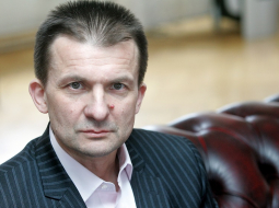No amata atstādinātais augstais Finanšu ministrijas ierēdnis Vladimirs Vaškevičs pozē fotogrāfam 2011. gadā. Foto: Ieva Čīka, LETA