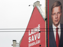 Partijas "Saskaņa" 13. Saeimas vēlēšanu reklāma un šokolādes reklāma sadzīvo līdzās. Foto: Edijs Pālens, LETA