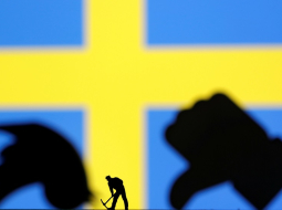 Zviedrijas karoga priekšplānā sociālo tīklu ikoniņas. Foto: Reuters/LETA