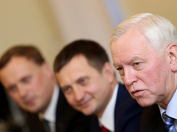 ZZS pārstāvji - Edgars Tavars (no kreisās), Armands Krauze un ZZS Saeimas frakcijas vadītājs Augusts Brigmanis. Foto: Evija Trifanova, LETA
