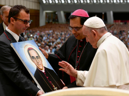 Pāvests Francisks svētdien svēto kārtā iecēla katoļu baznīcas reformatoru pāvestu Pāvilu VI jeb Salvadoras arhibīskapu Oskaru Romero, kuru 1980. gadā nogalināja labējās valdības atbalstītāji.
Foto — Scanpix/LETA