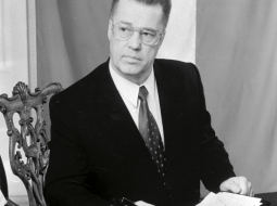 Neatkarību atguvušās valsts pirmais prezidents Guntis Ulmanis, kas šajā amatā bija no 1993. līdz 1999. gadam