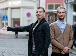Ideja par latviešu tautas deju Ņujorkā pieder deju studijas Dzirnas pedagogam, deju ansambļa Pērle dejotājam Jurim Gogulim (no kreisās). Īstenot to palīdzēja draugs Ģirts Ceriņš, kurš aizraujas ar foto un video.
Foto — Ieva Salmane