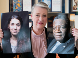 Nobela Miera prēmiju piešķīra Kongo ārstam Denisam Mukvegem un Irākas jezīdu aktīvistei Nadiai Muradai par cīņu pret seksuālās vardarbības izmantošanu kā ieroci karā. Savukārt Nobela prēmija ekonomikā pirmdien tika piešķirta ASV zinātniekiem Viljamam Nordhausam un Polam Romeram par klimata pārmaiņu un tehnoloģisko inovāciju ietekmes integrēšanu makroekonomiskajā analīzē.
Attēlā: Nobela komitejas vadītāja Berita Reisa-Andersena ar Nadias Muradas un Denisa Mukveges ģīmetnēm.
Foto — AFP/LETA