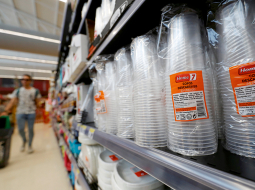 Vienreizlietojamas plastmasas glāzes kādā lielveikalā Lisabonā.
Foto — Reuters/Scanpix