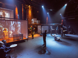 Aina no izrādes Pirms mums, plūdi.
Publicitātes foto