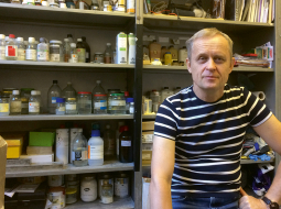 Karpenko ir Francijas un Latvijas pilsonis, un viņam ir seši bērni. Vecākā meita beigusi Mākslas akadēmiju un dzīvo Latvijā. «Man patīk tas, ko daru. Aizrauj senās glezniecības tehnika. Ir labi pacientus atgriezt pie dzīvības un priecēt daudzas paaudzes.»
Foto — Ieva Alberte