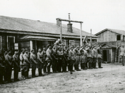 Troickas bataljona sardzes rotas izvadīšana no kazarmām.
Foto no Latvijas Kara muzeja krājuma
