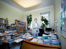 «Šeit ir papīri, kas saistīti ar projektiem un pētījumiem, pie kuriem strādāju šobrīd,» Kaktiņš rāda uz milzīgo papīru grēdu savā darba kabinetā.
Foto — Edmunds Brencis