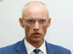 Jūrmalas domes priekšsēdētājs Gatis Truksnis atbild uz žurnālistu jautājumiem pēc Jūrmalas domes ārkārtas sēdes lēmuma par viņa amata saglabāšanu. Foto: Edijs Pālens, LETA